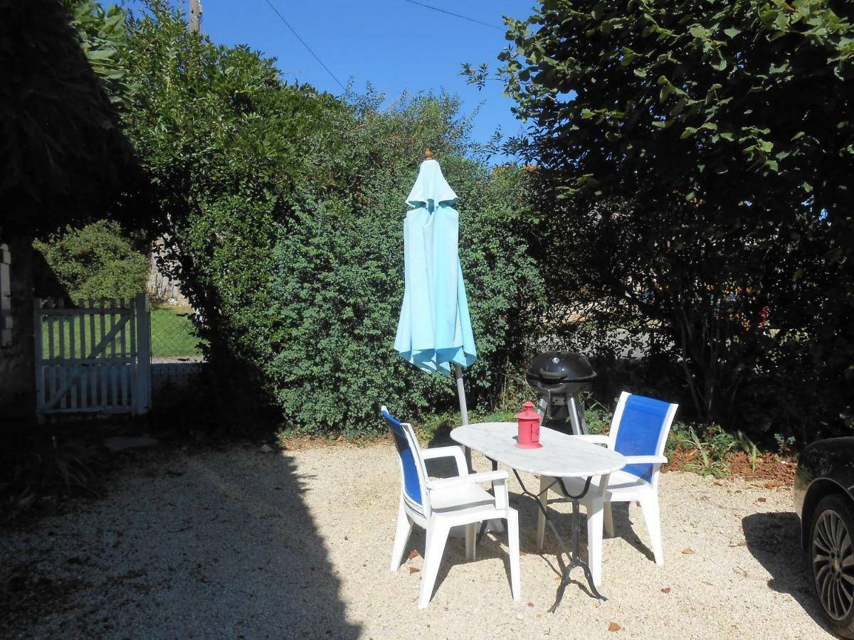 Chat Noir Gite Et Chambre D'Hotes Genouille  Exterior foto