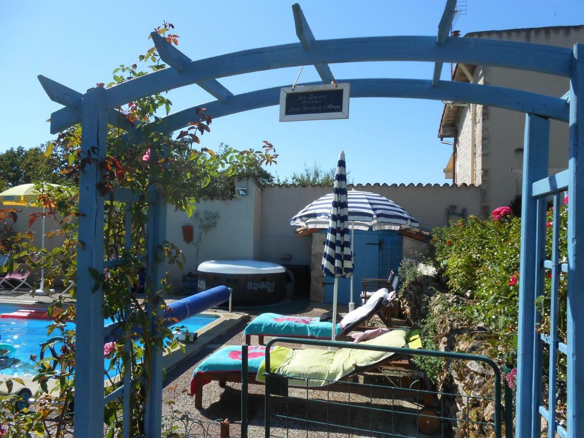 Chat Noir Gite Et Chambre D'Hotes Genouille  Exterior foto