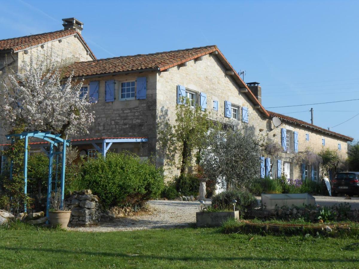 Bed and Breakfast Chat Noir Gite Et Chambre D'Hotes Genouille  Exterior foto