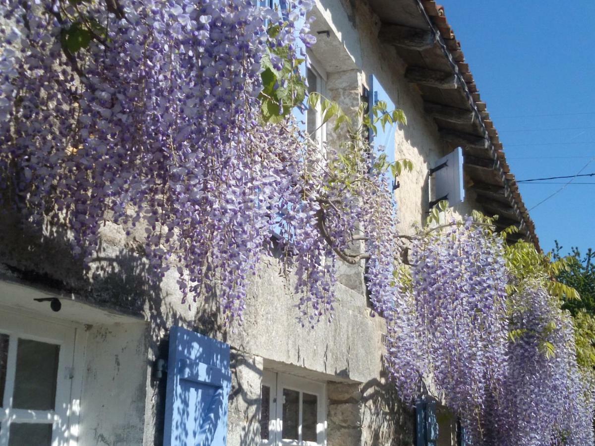 Bed and Breakfast Chat Noir Gite Et Chambre D'Hotes Genouille  Exterior foto